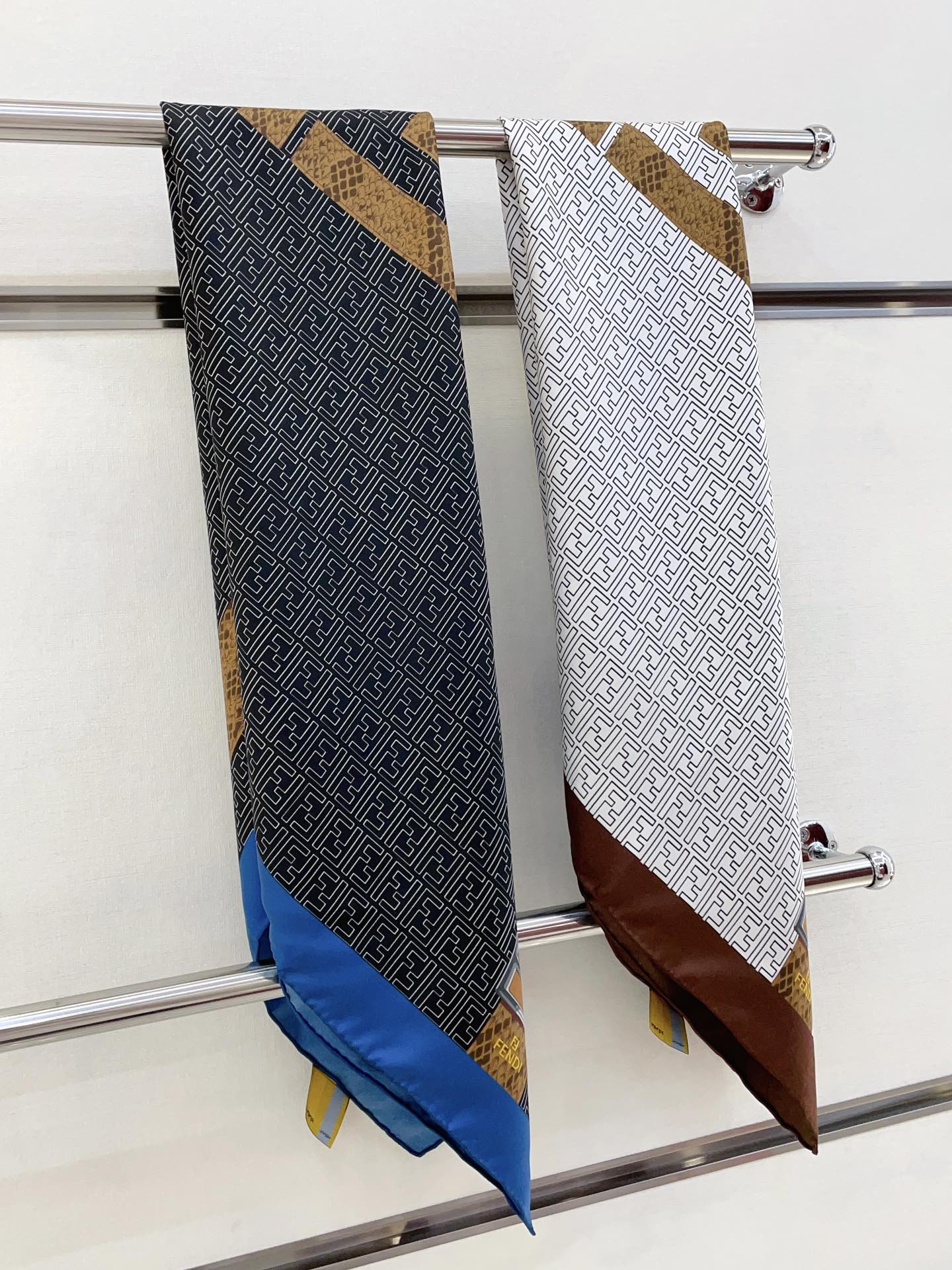 Foulard carré en soie à motif rétro