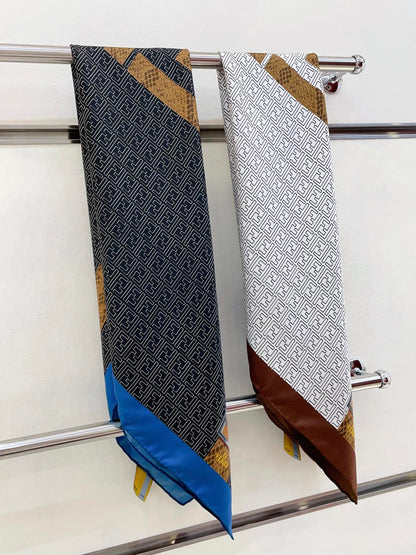 Foulard carré en soie à motif rétro