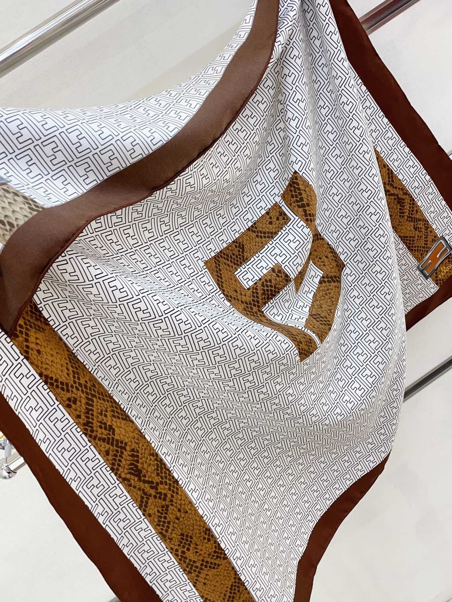 Foulard carré en soie à motif rétro