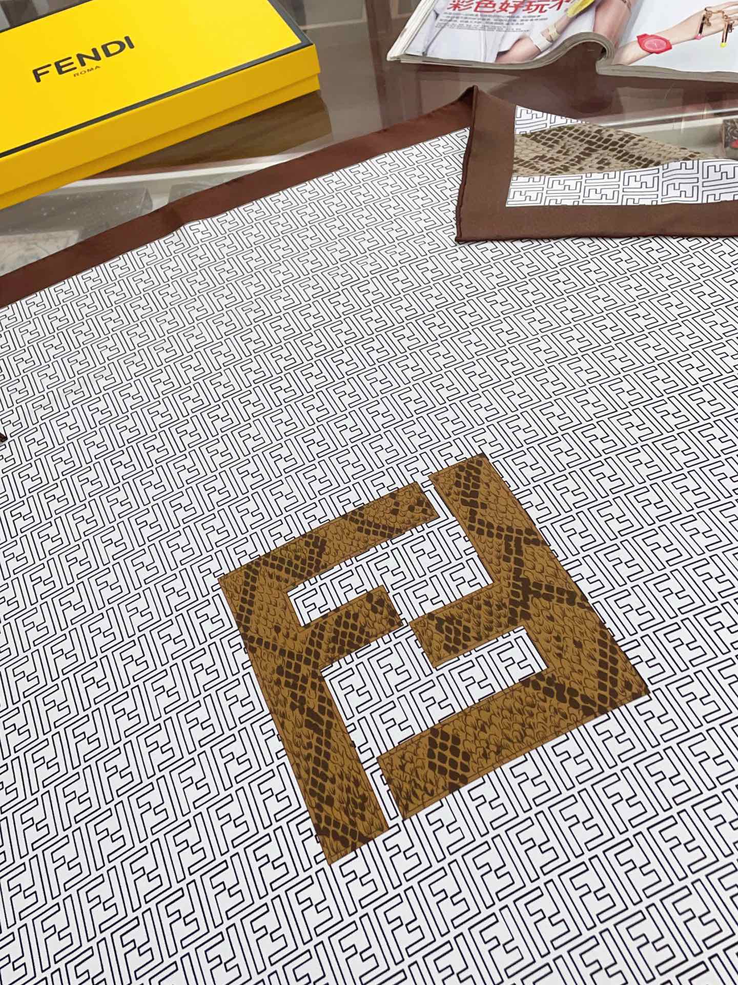 Foulard carré en soie à motif rétro