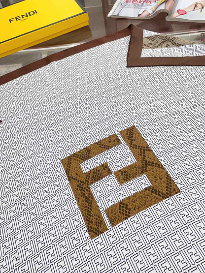Foulard carré en soie à motif rétro