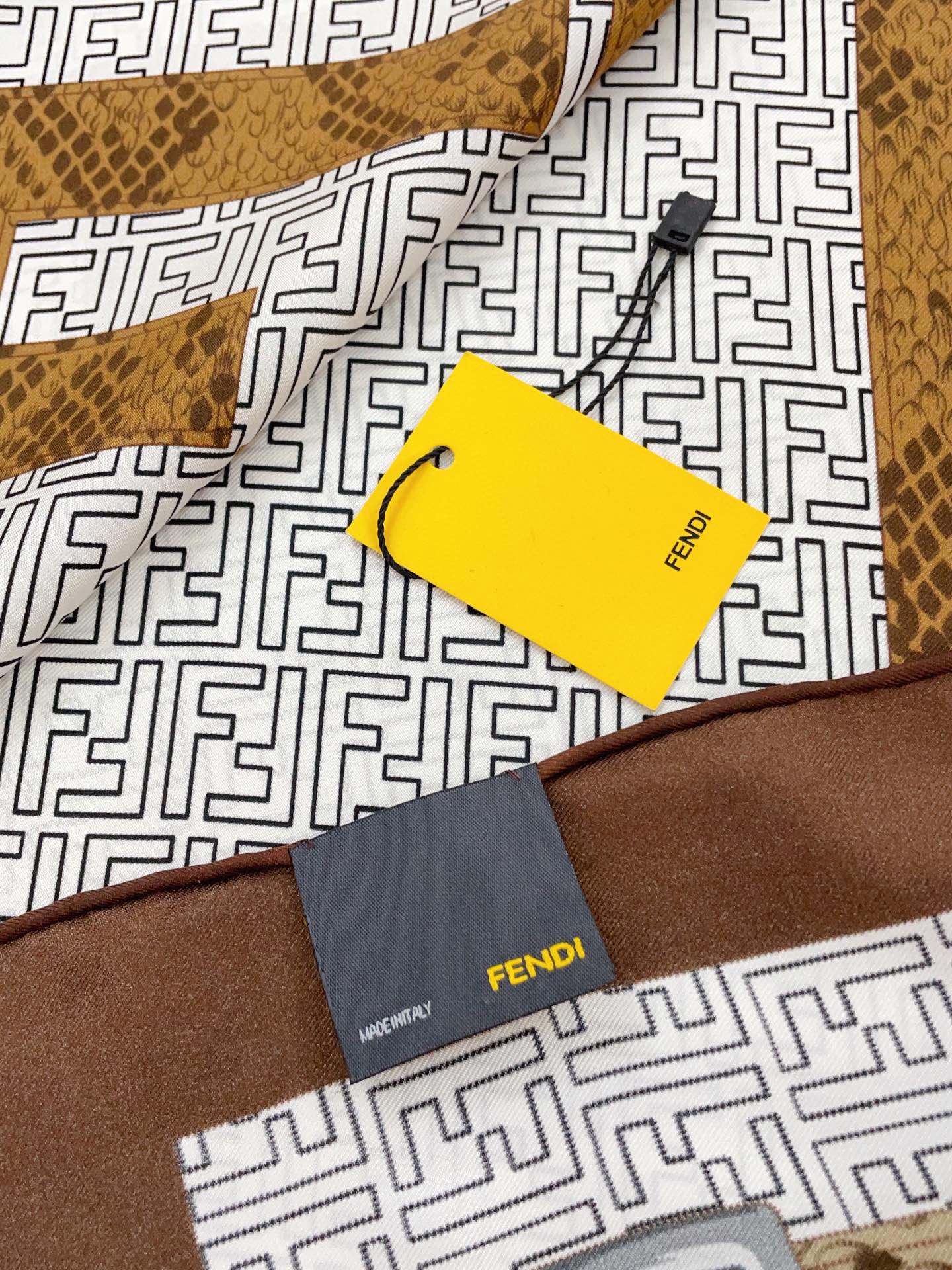 Foulard carré en soie à motif rétro