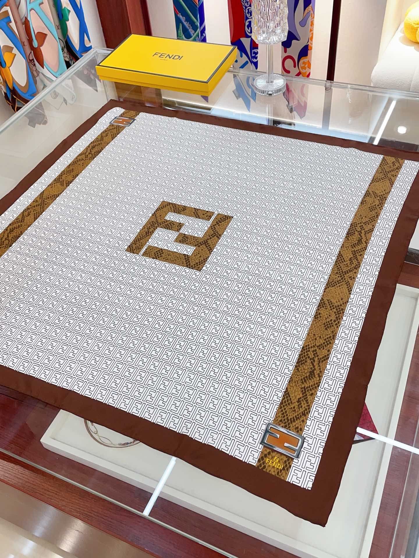 Foulard carré en soie à motif rétro