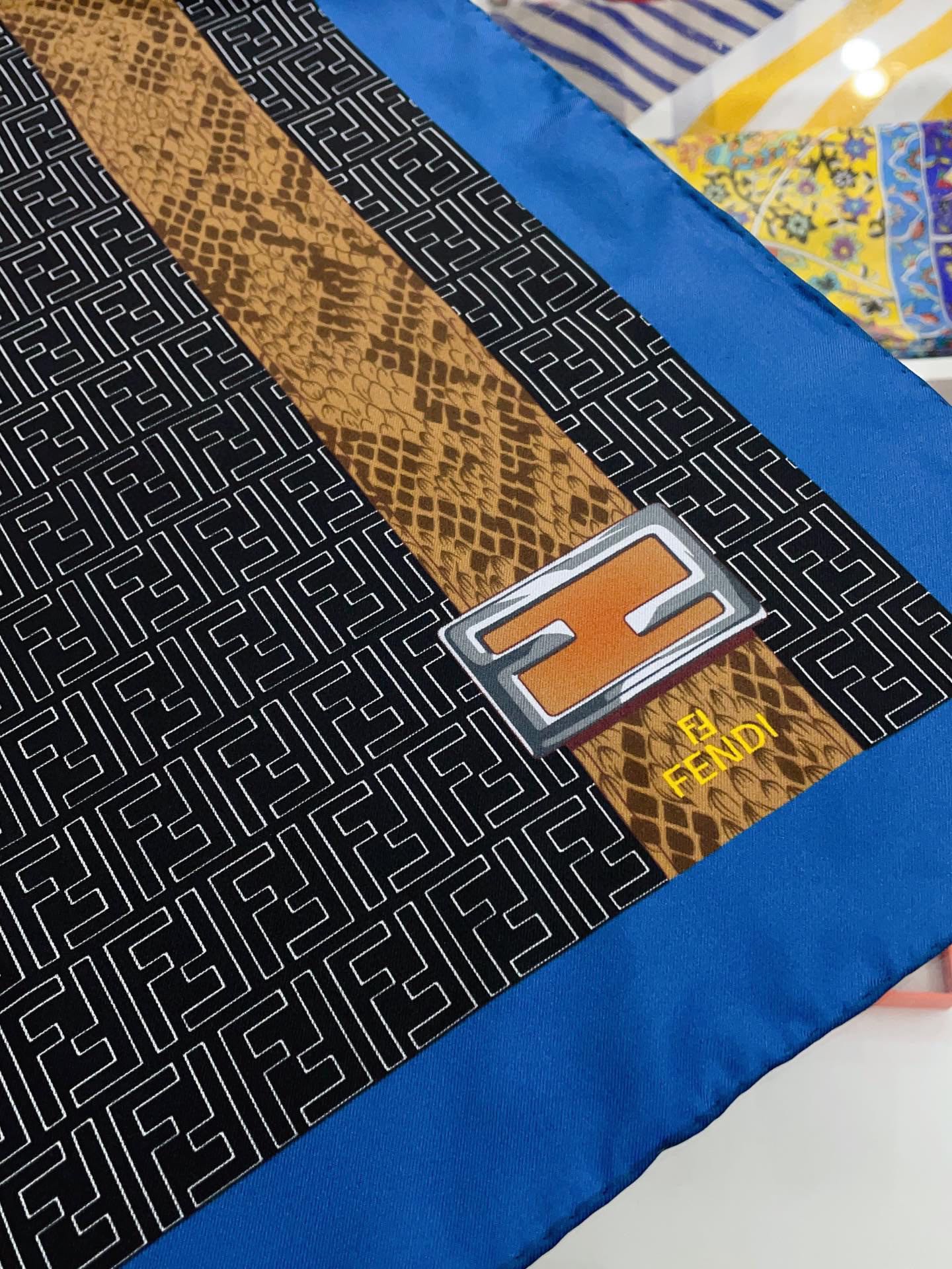 Foulard carré en soie à motif rétro