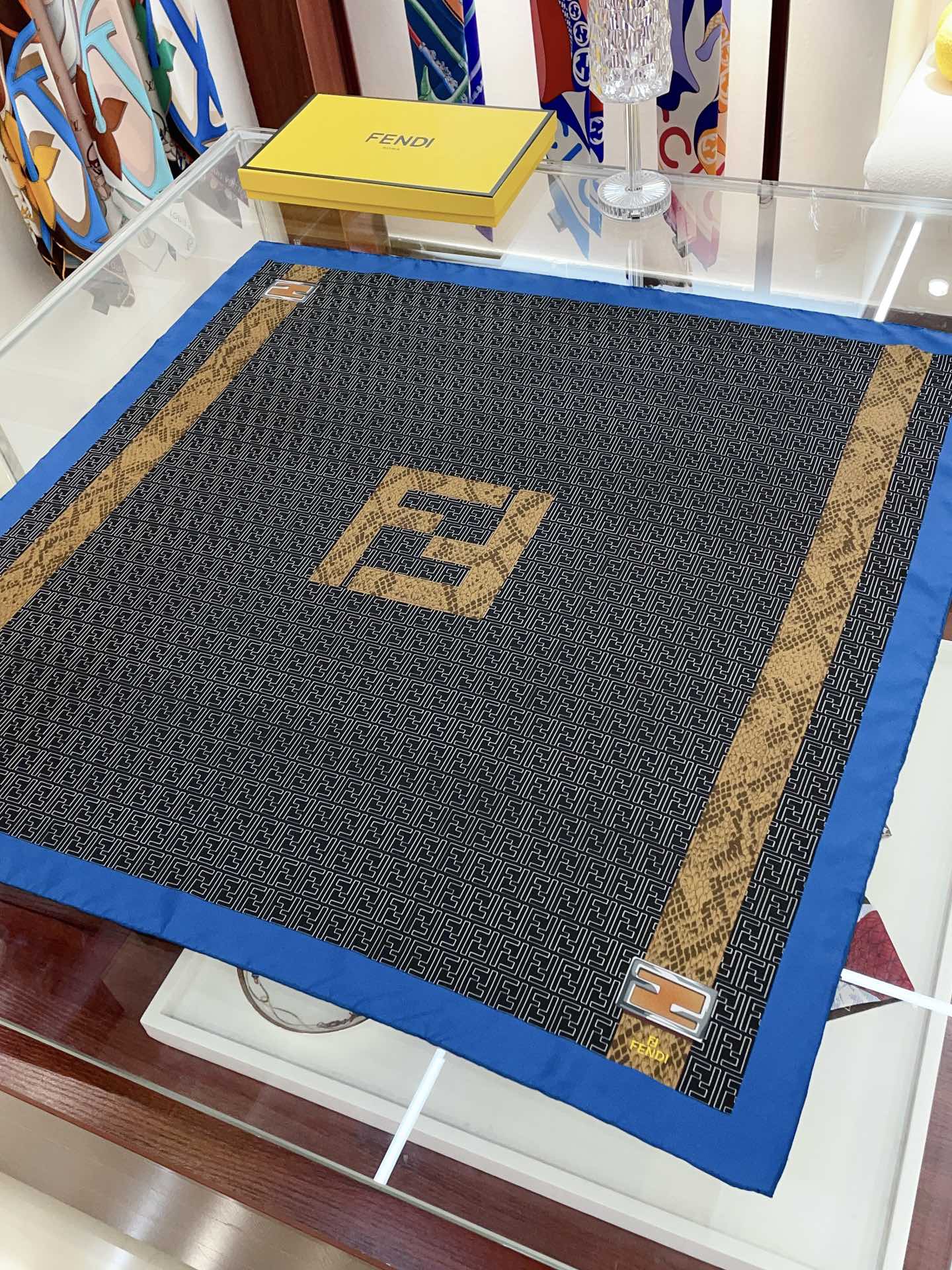 Foulard carré en soie à motif rétro