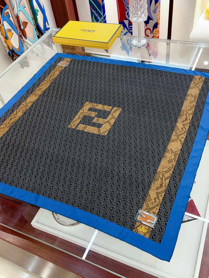 Foulard carré en soie à motif rétro