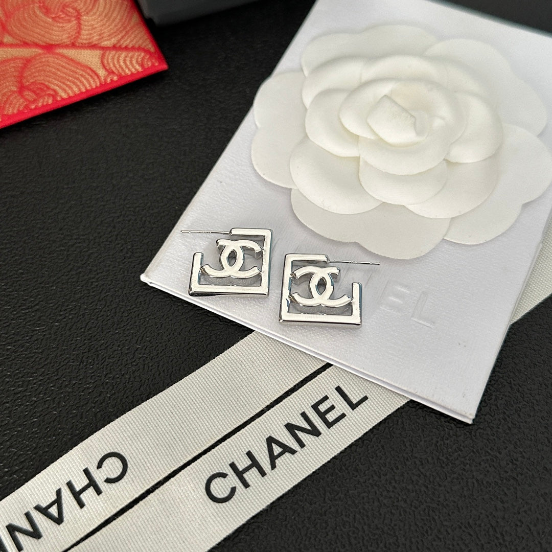 Boucles d'oreilles logo carré creux
