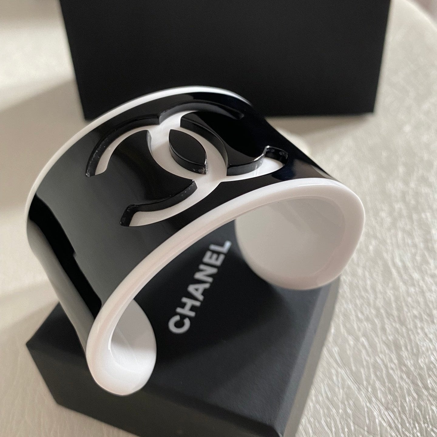 Bracelet ouvert en acrylique avec logo de mode