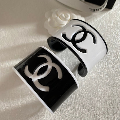 Bracelet ouvert en acrylique avec logo de mode