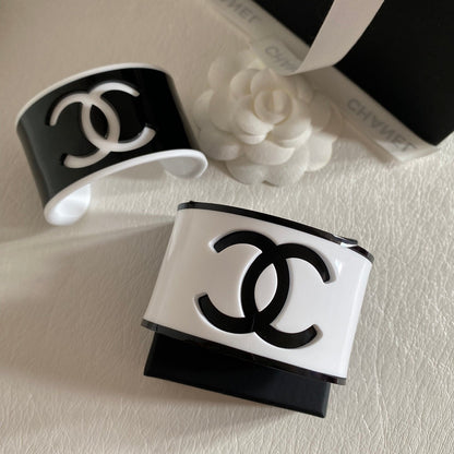 Bracelet ouvert en acrylique avec logo de mode