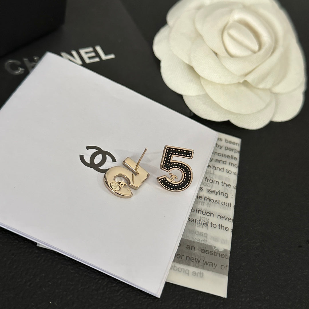 Boucles d'oreilles clous tendance Numéro 5