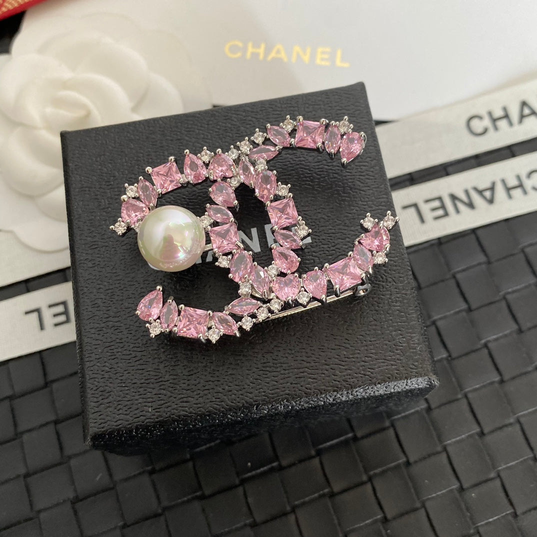 Broche con logo de Perla de Cristal Brillante