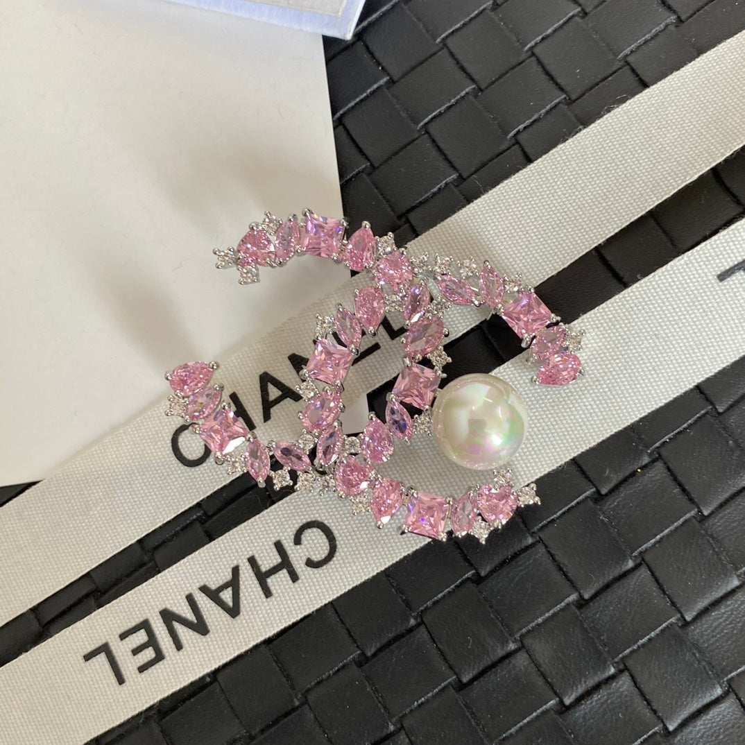 Broche con logo de Perla de Cristal Brillante