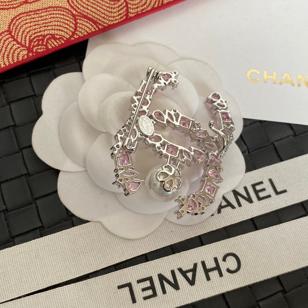 Broche con logo de Perla de Cristal Brillante
