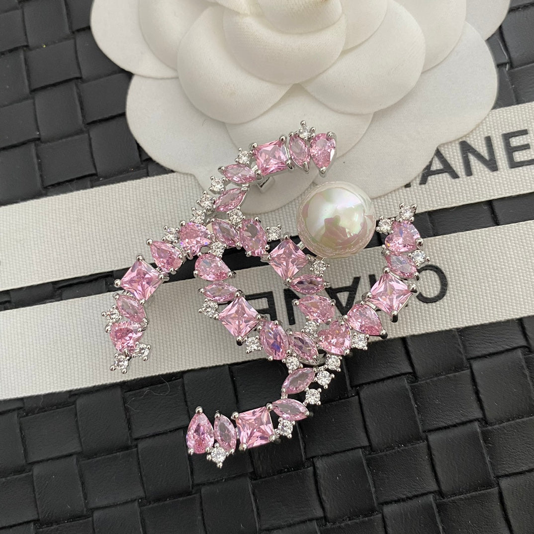 Broche con logo de Perla de Cristal Brillante