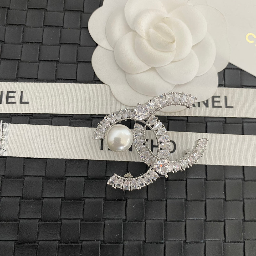 Broche con logo de Perla de Cristal Brillante
