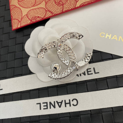 Broche con logo de Perla de Cristal Brillante