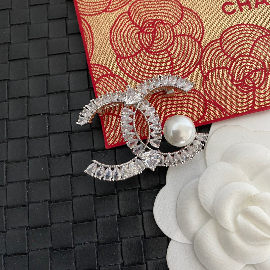 Broche con logo de Perla de Cristal Brillante