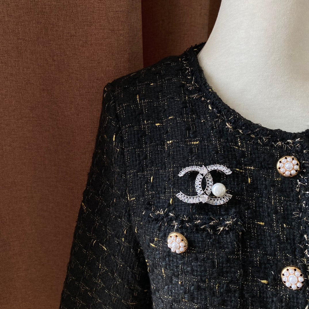Broche con logo de Perla de Cristal Brillante