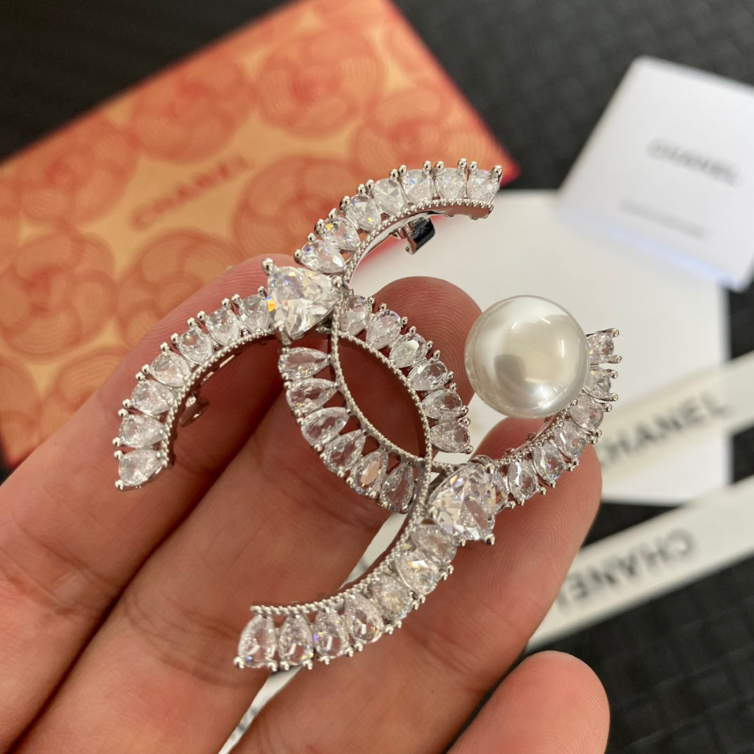 Broche con logo de Perla de Cristal Brillante