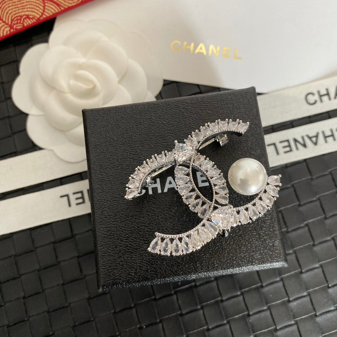 Broche con logo de Perla de Cristal Brillante