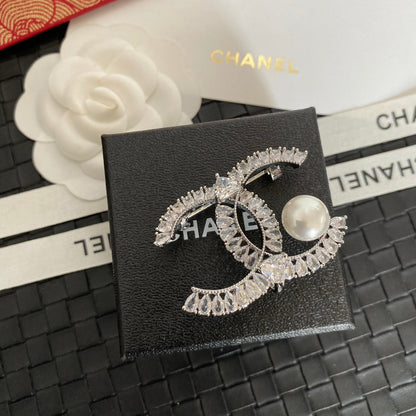 Broche con logo de Perla de Cristal Brillante