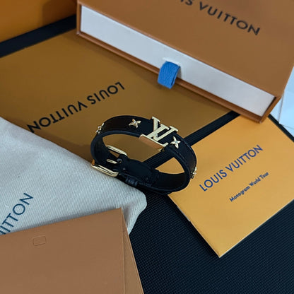 Pulsera de cuero con logo floral metálico