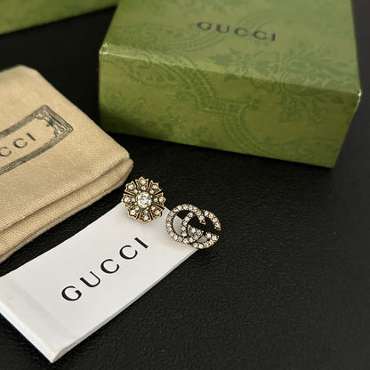 Pendientes con logotipo de diamante asimétrico
