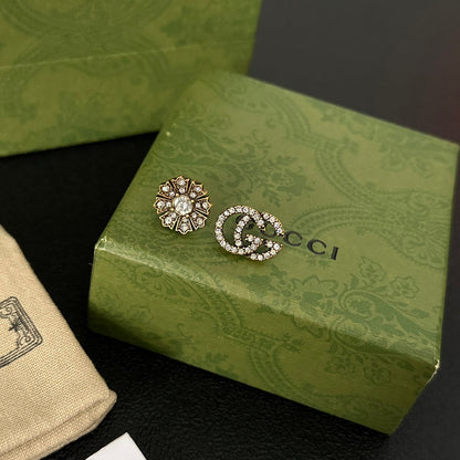 Pendientes con logotipo de diamante asimétrico