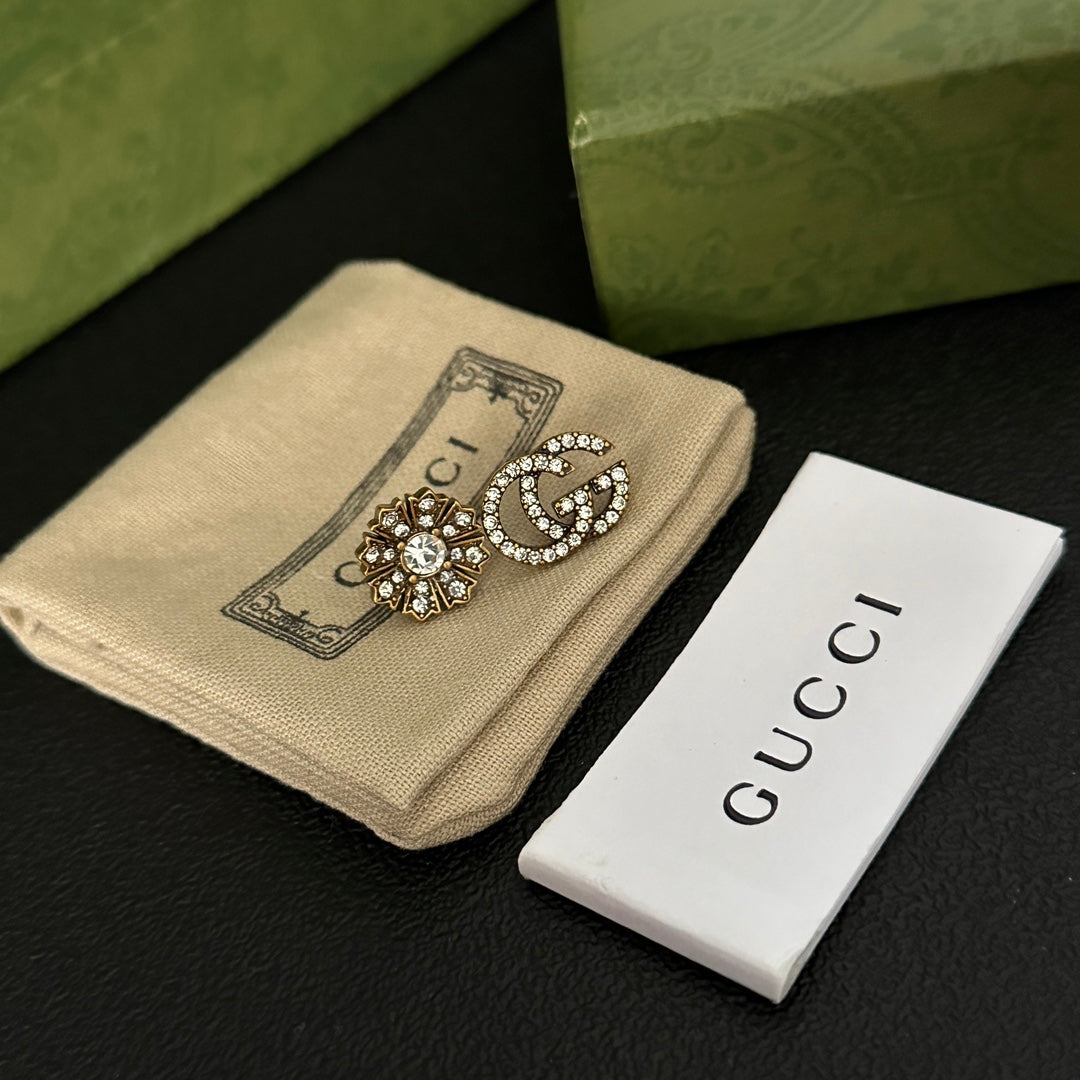 Pendientes con logotipo de diamante asimétrico