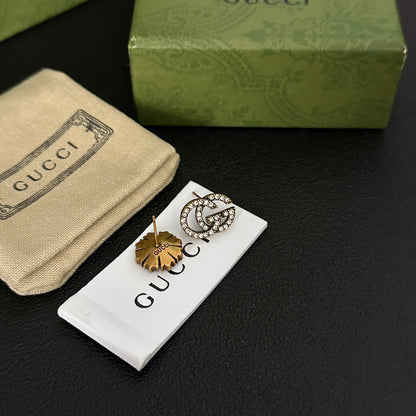 Pendientes con logotipo de diamante asimétrico