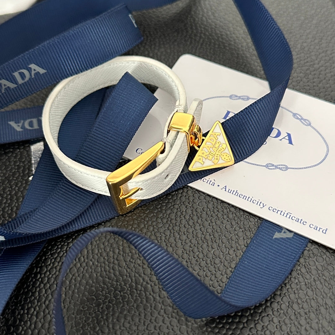 Bracelet en cuir avec pendentif triangle