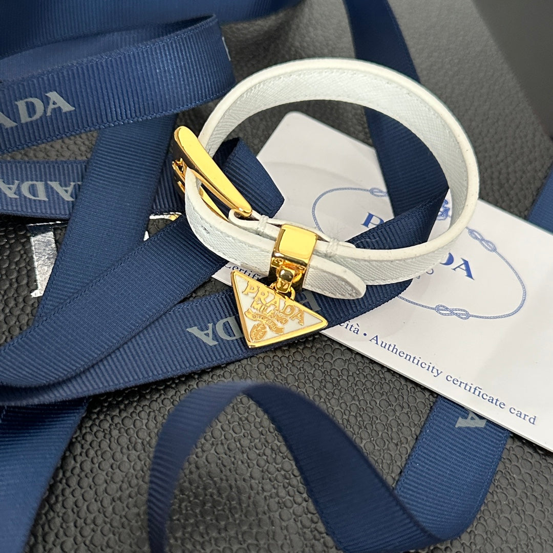 Bracelet en cuir avec pendentif triangle