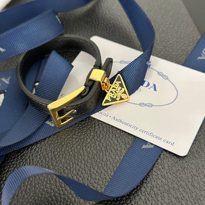 Bracelet en cuir avec pendentif triangle