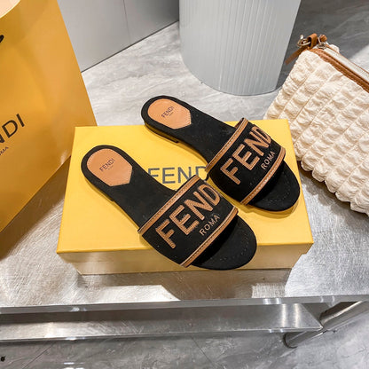 Pantuflas Planas con Letras Bordadas