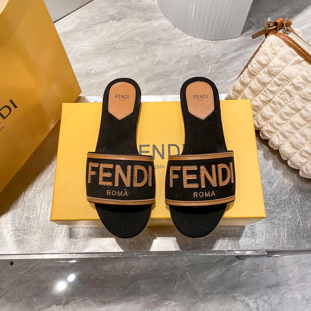 Pantuflas Planas con Letras Bordadas