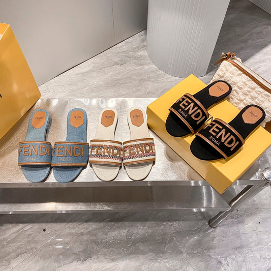 Pantuflas Planas con Letras Bordadas
