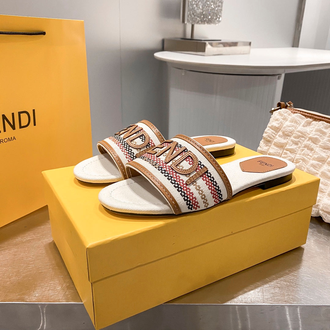 Pantuflas Planas con Letras Bordadas