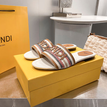 Pantuflas Planas con Letras Bordadas