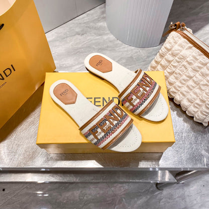 Pantuflas Planas con Letras Bordadas