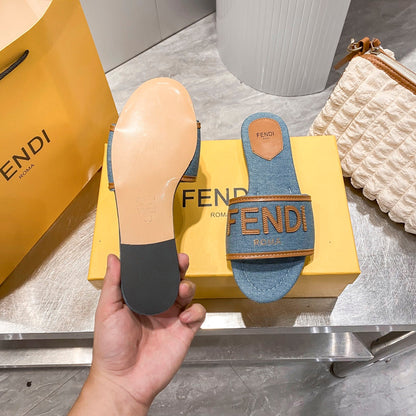 Pantuflas Planas con Letras Bordadas