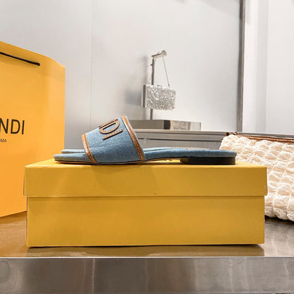 Pantuflas Planas con Letras Bordadas