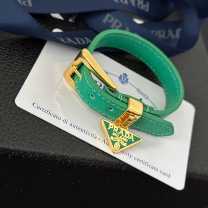 Bracelet en cuir avec pendentif triangle