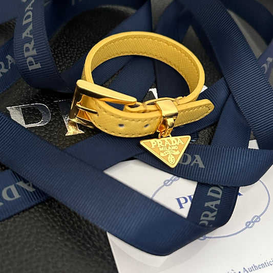Pulsera de cuero con dije de triángulo