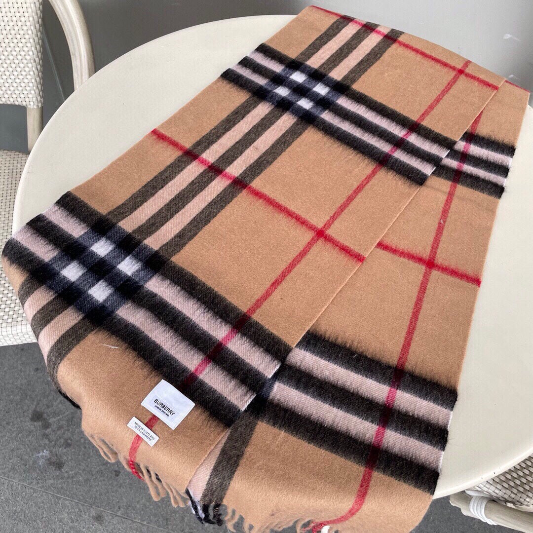 Écharpe à carreaux classiques multicolore avec pompons