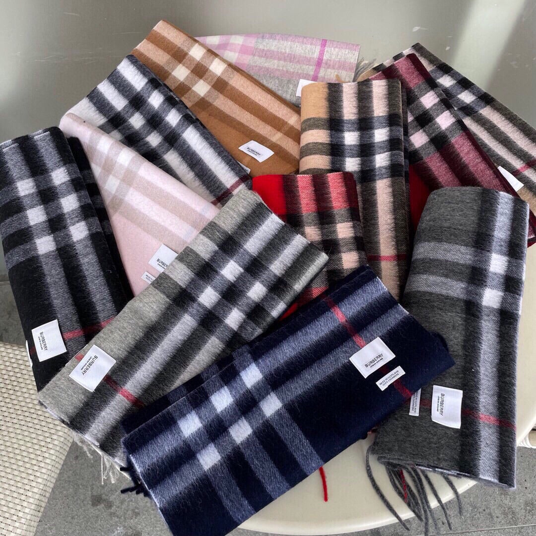 Écharpe à carreaux classiques multicolore avec pompons