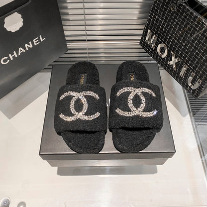 Mules plates en fourrure à logo diamant