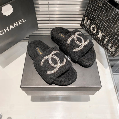 Mules plates en fourrure à logo diamant