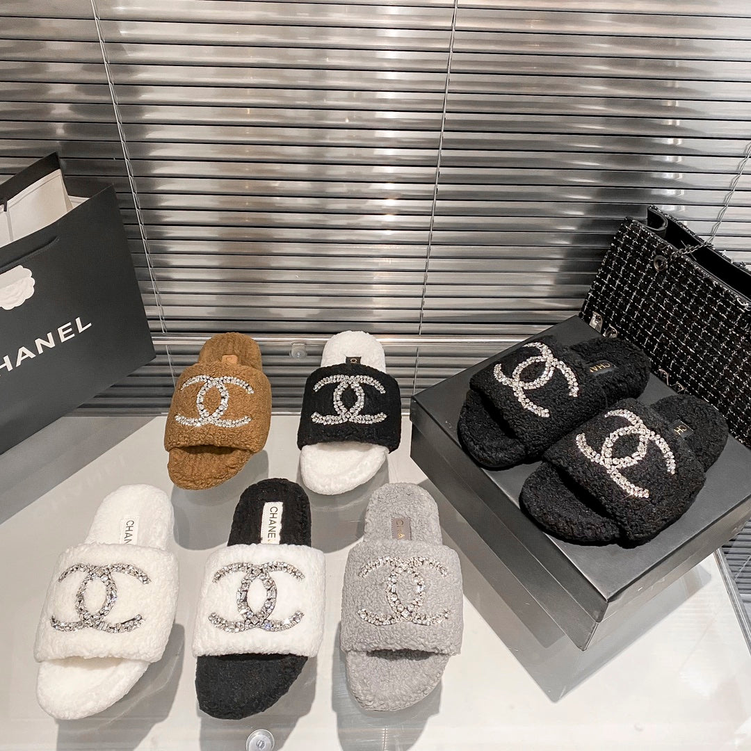 Mules plates en fourrure à logo diamant