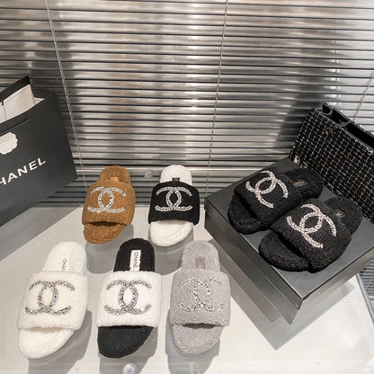 Mules plates en fourrure à logo diamant